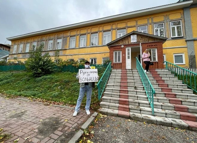 В Касимове проходит одиночный пикет против закрытия «больницы водников» | ya62.ru