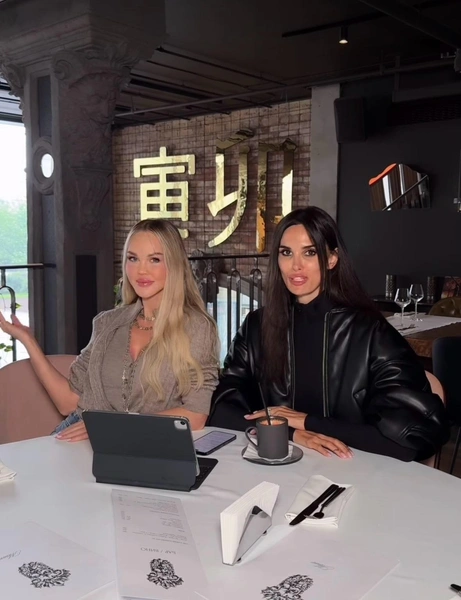 При этом ранее подруги сравнивали нынешнюю жену Павла с причудливой куклой Момо