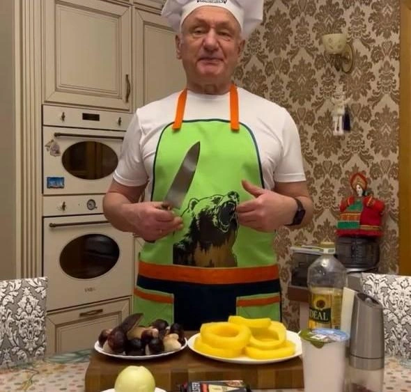 Глава Белоярского района поделился рецептом жульена | Источник: Сергей Маненков / ВКонтакте