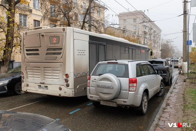 Автобус и легковой автомобиль еще разъедутся. Два автобуса — с огромным трудом | Источник: Алексей Волхонский / V1.RU