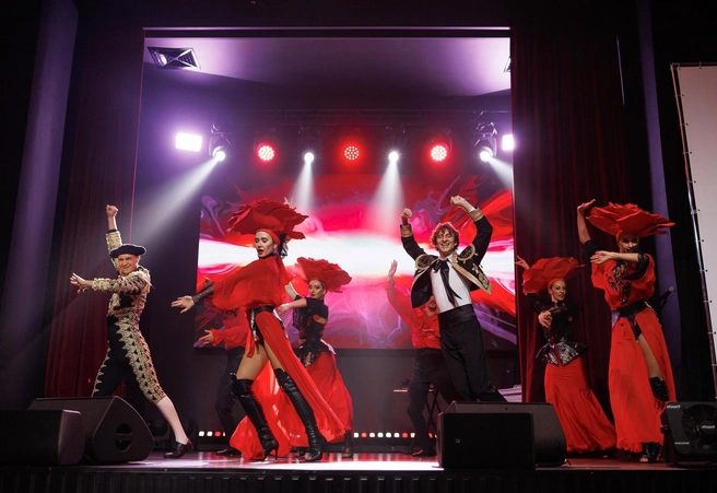 Для гостей выступили артисты московского шоу | Источник: Николай Дубровин