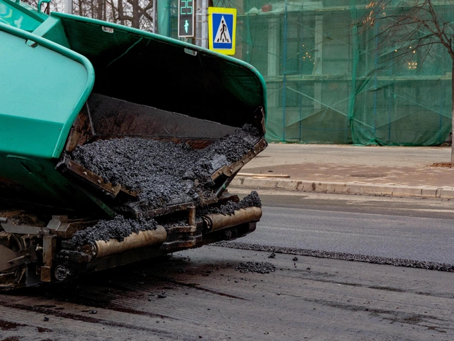 На участке от Трефолева до Первомайской уже укладывают асфальтовое покрытие | Источник: Кирилл Поверинов / 76.RU
