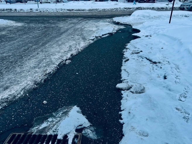 По данным на 12:30 25 декабря, течь у дома прекратилась | Источник: читатели НГС