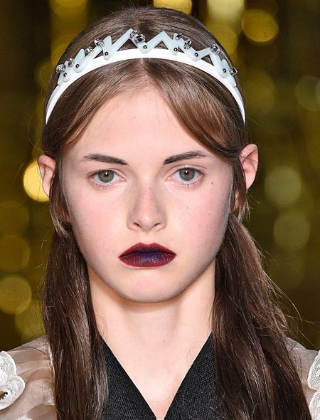 ... или графичный, как у Miu Miu. В любом случае волосы предварительно должны быть разделены на пробор.
