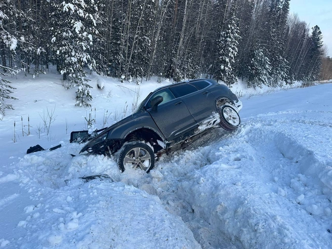 37-летний водитель Geely, по предварительным данным, выехал на полосу встречного движения. | Источник: Госавтоинспекция Тюменской области / T.me