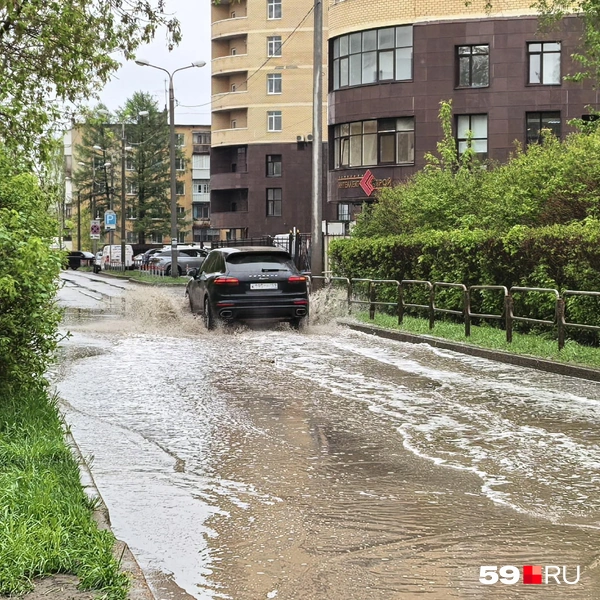 Вся улица по соседству затоплена. Ливневка не справляется | Источник: Василина Любимова / 59.RU