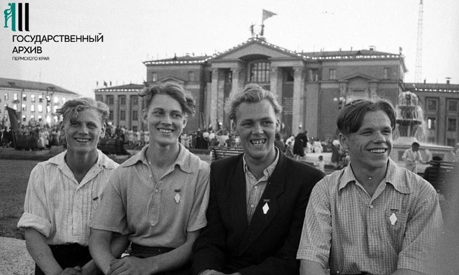 Жители города Молотова возле ДК имени Сталина (сегодня — ДК Солдатова), фото 1955 года | Источник: Госархив Пермского края