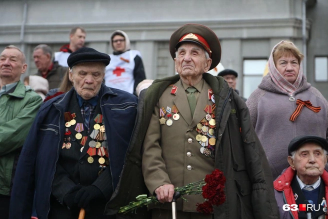 Толпа приветствовала героев, некоторые участники шествия кланялись ветеранам | Источник: Роман Данилкин / 63.RU