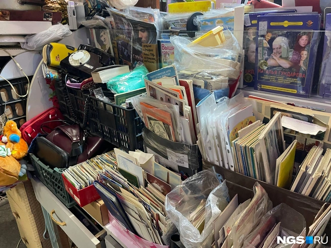 Здесь невероятное количество старых книг, журналов, открыток, газет и даже фотографий, которые оказалось жалко выкинуть | Источник: Алёна Золотухина / NGS.RU