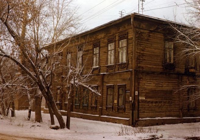 Так дом выглядел в 1992 году. Никаких надписей и целые окна  | Источник: pastvu.com
