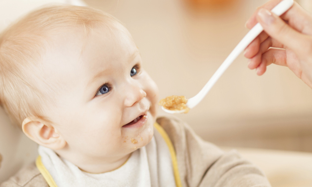 Swallowing eating. Когда ребёнок начинает жевать пищу самостоятельно. В каком возрасте ребенок начинает жевать пищу.