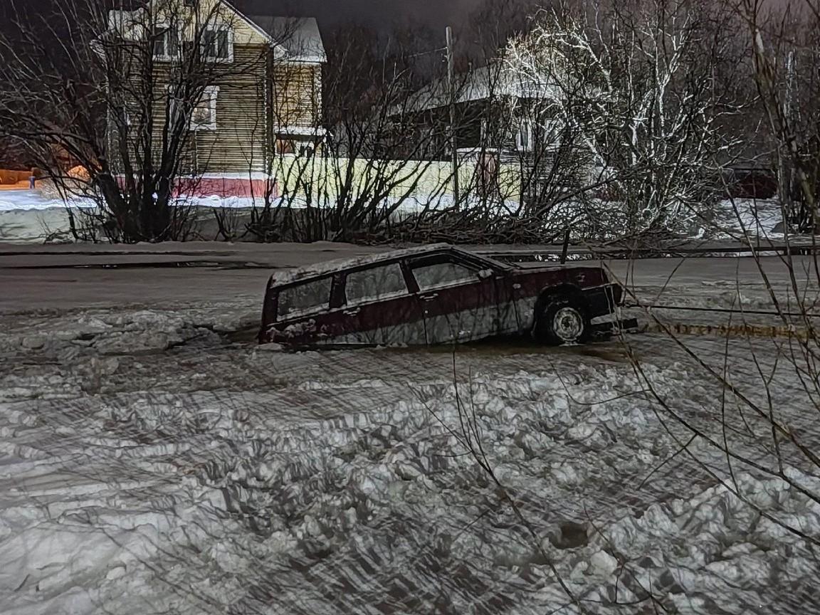 Автомобиль провалился под лед на реке в Архангельске