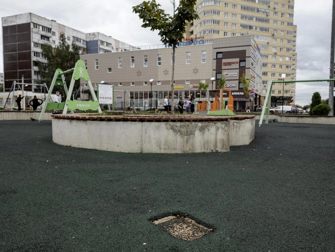 Покрытие детской площадки местами повреждено | Источник: Александр Куренной / 76.RU