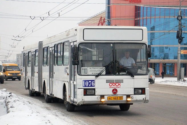 Автобус «Мерседес» следует по 110-му маршруту | Источник: Омск | Автобусы | [ВК] / Vk.com 