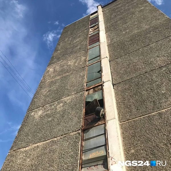 Осколки стекла свисают над детской площадкой | Источник: Дмитрий Мамаев / NGS24.RU