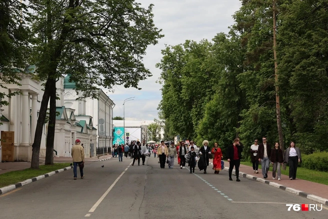 Тысячи ярославцев вышли на прогулку. Напомним, улицы стали пешеходными | Источник: Александр Куренной / 76.RU