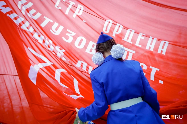 Гигантскую копию знамени Победы поднимают на огромном флагштоке | Источник: Владислав Лоншаков / E1.RU