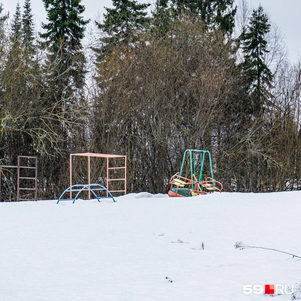 В деревне пятеро детей разного возраста. Для них и тех, кто приезжает в гости к бабушкам с дедушками, в Зенках построили площадку | Источник: Тимофей Калмаков / 59.RU