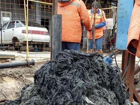 Засоры возникают из-за смытых в унитаз влажных салфеток и детских подгузников | Источник: Юрий Шалабаев