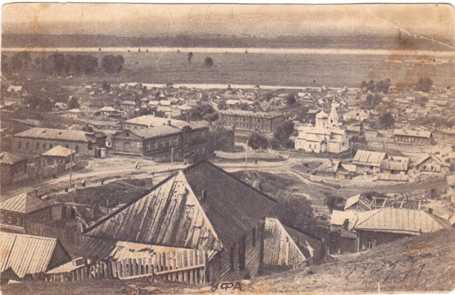 На этом фото уже можно различить Крестовоздвиженскую церковь | Источник: История Уфы и Башкортостана | Ваши фотографии / vk.com