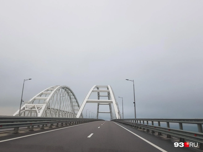 Крымский мост могут перекрывать, если есть угроза атаки со стороны ВСУ | Источник: Анастасия Щеглова / 93.RU