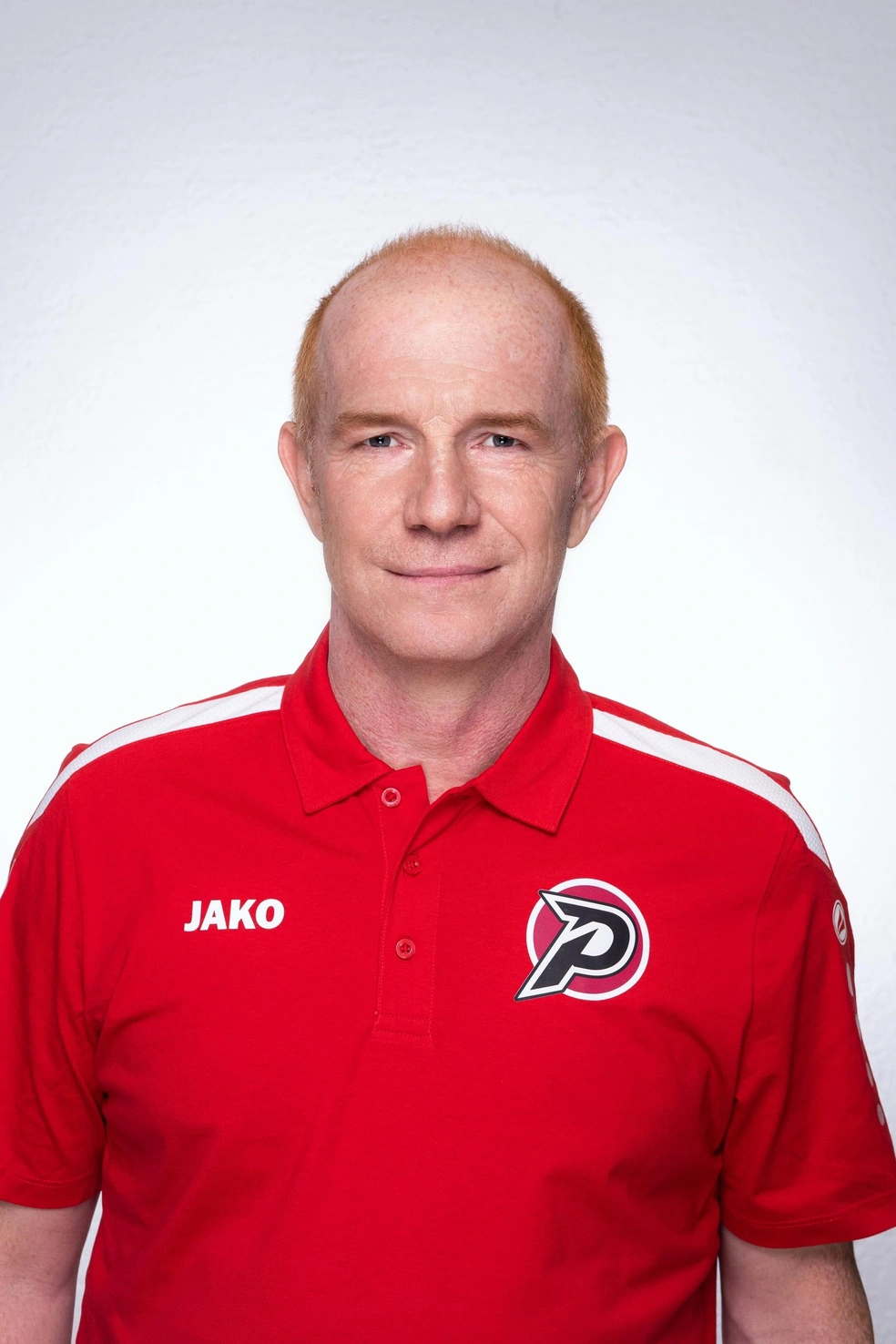 В Тюмень Дмитрий Андреев приехал в сезоне 2017/2018, став тренером «Рубина». Вновь в наш город он вернулся в 2022 году, возглавив молодежную команду «Тюменский легион» | Источник: официальная страница ХК «Рубин»/ VK.RU