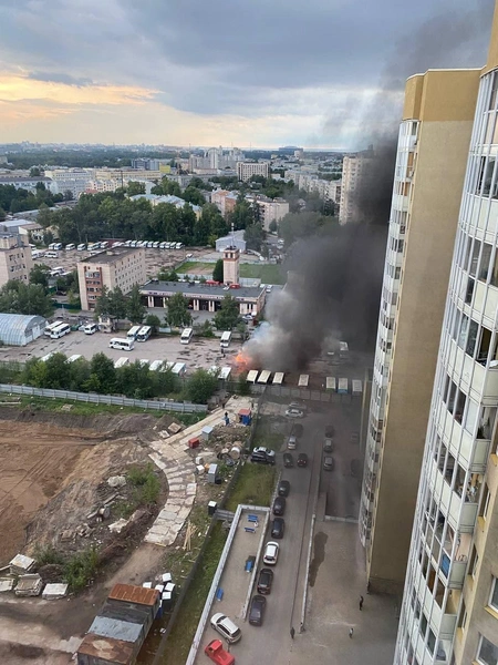 «Самая оперативная в мире» бригада пожарных тушила маршрутку на Сердобольской (видео, фото) | Источник: читатель »Фонтанки» Татьяна