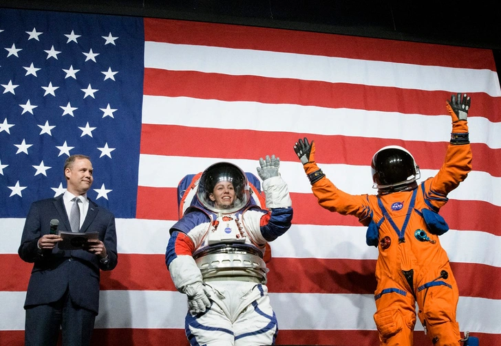 В NASA показали новые скафандры для полета на Луну и Марс (фото и видео)