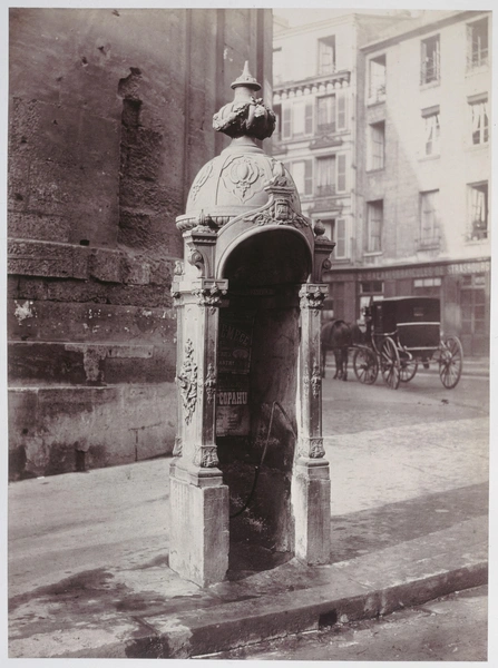 Писсуар, чугун и кирпичная кладка, улица Фобур Сен-Мартен, Париж (10-й округ), ок. 1870 г. | Источник: Roger Viollet/Getty Images