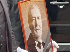 Максакова на коленях у гроба, Яцко в слезах, Маковецкий с портретом: звезды проводили Владимира Симонова в последний путь