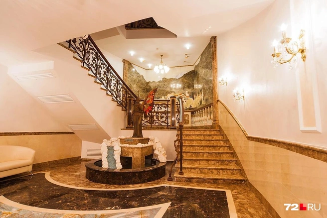 Холл дома, напоминающего музей, украшает изящная статуя с фонтаном | Источник: архив 72.RU