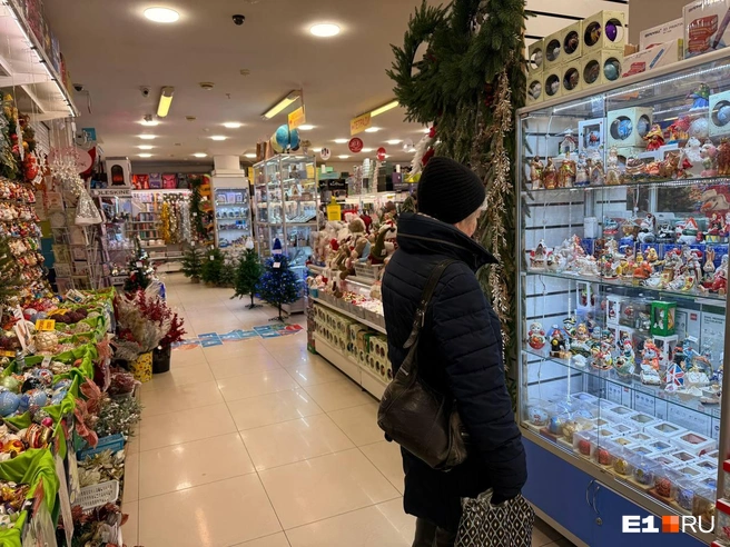 Однако в магазинах ситуация иная — днем в них практически никого | Источник: Дарья Костомина / E1.RU