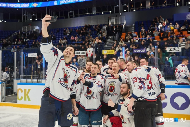 По результатам игр первое место завоевала команда УВД по городу Москве, которая в финале обыграла команду ГУ МВД Новосибирской области | Источник: Александр Ощепков / NGS.RU