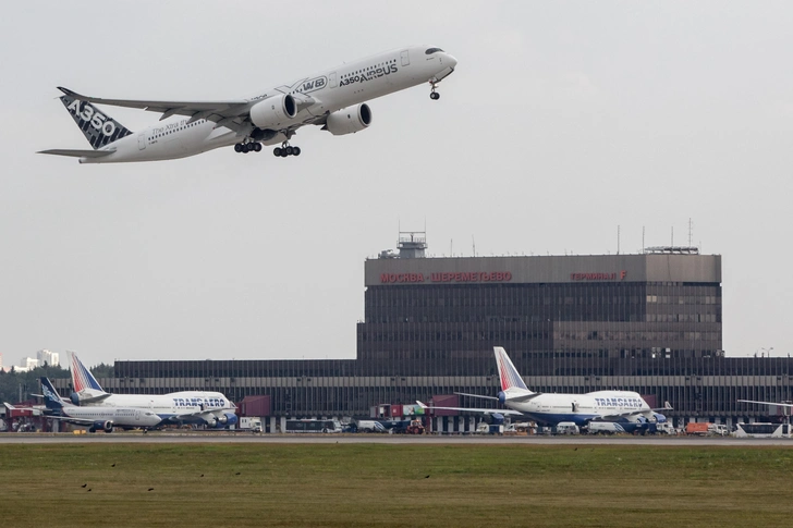Гражданский реактивный самолет Airbus A350 XWB взлетает из московского аэропорта Шереметьево. 20 марта 2019 г. | Источник: Legion Media
