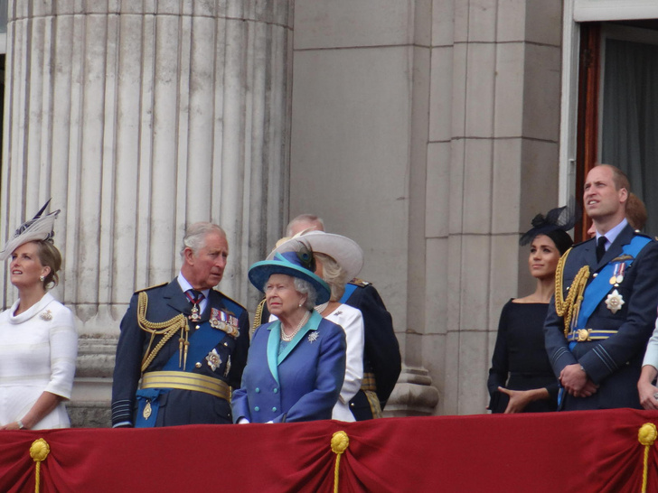 Тревожный звонок. Елизавета II впервые за 60 лет пропустит открытие сессии Парламента