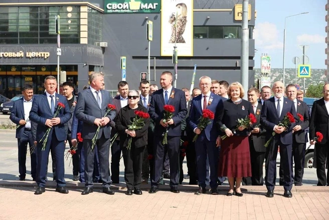Делегация посетила мемориальный комплекс и возложила цветы к памятному знаку | Источник: пресс-служба Законодательного собрания Свердловской области
