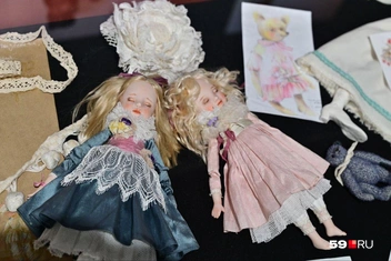 В творческом беспорядке есть и готовые куклы | Источник: Василина Любимова / 59.RU