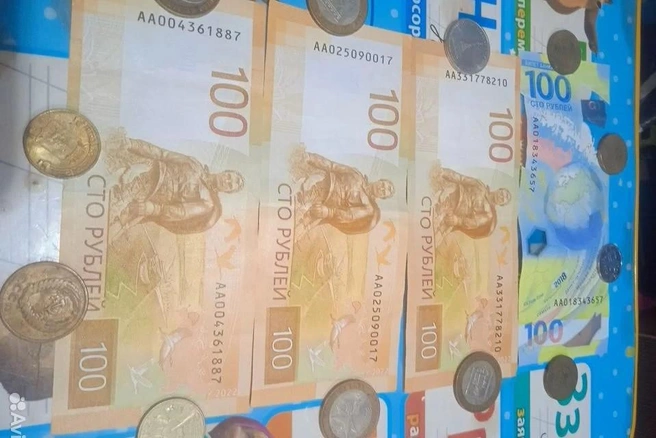 Продавец указал, что покупателю купюр достанутся бесплатно несколько монет | Источник: «Авито»