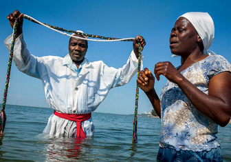 Грязь, вода и яйца: как изгоняют бесов в Мозамбике
