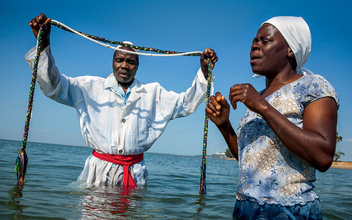 Грязь, вода и яйца: как изгоняют бесов в Мозамбике
