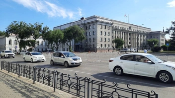 Такова сейчас обстановка у здания правительства Иркутской области | Источник: Виктор Лучкин / «ИрСити»
