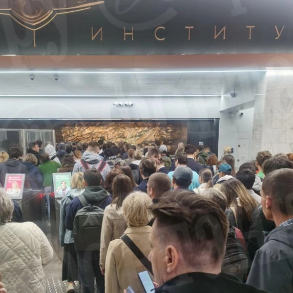 «Не работают два эскалатора из четырех»: петербуржцы жалуются на давку на станции «Горный институт»  | Источник: «Фонтанка.ру»