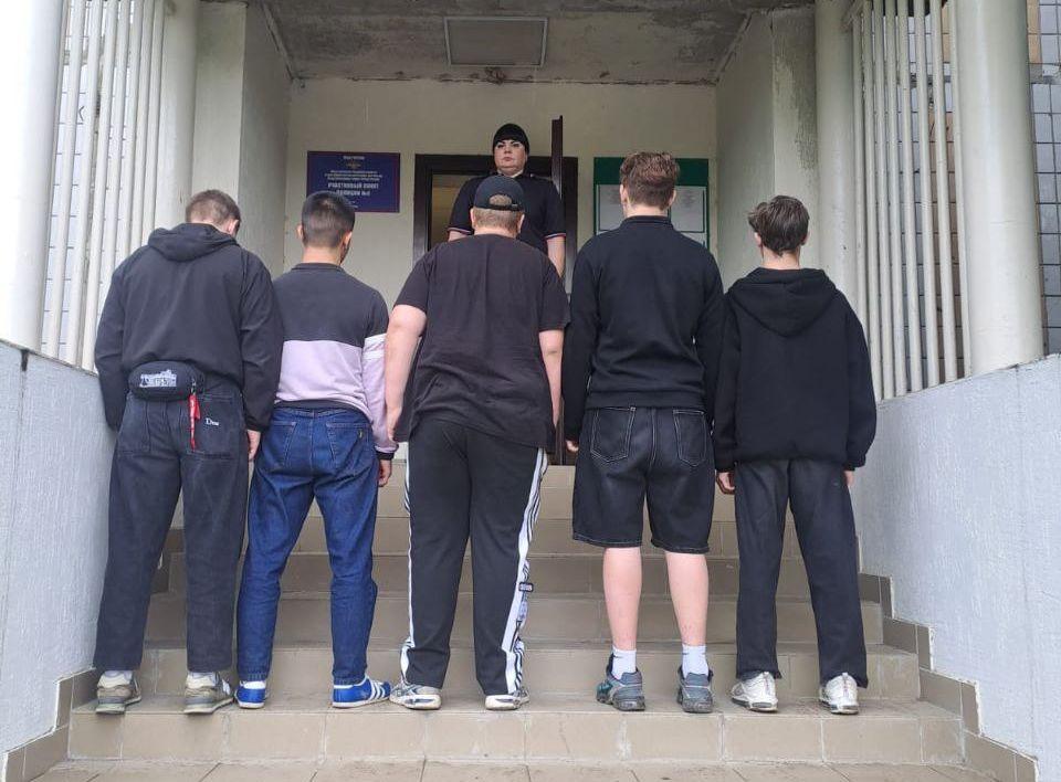 На улице Новоселов толпа подростков избила мужчину