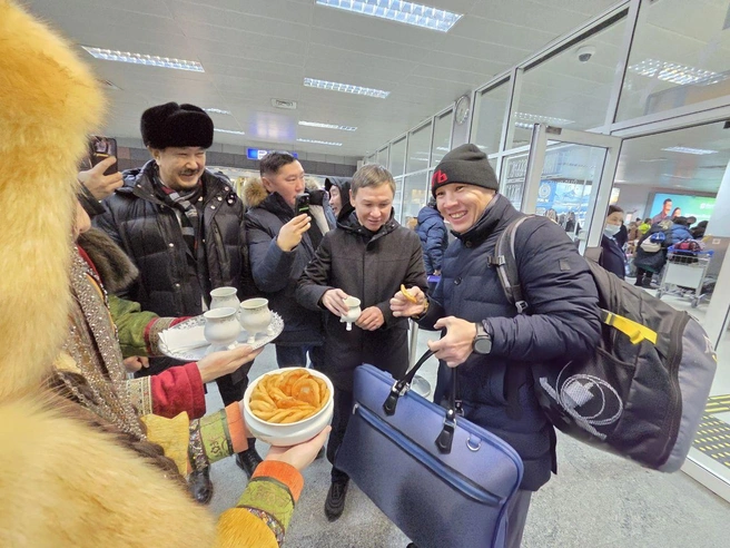 Проводникова угощают оладушками и кумысом | Источник: Столица / T.me