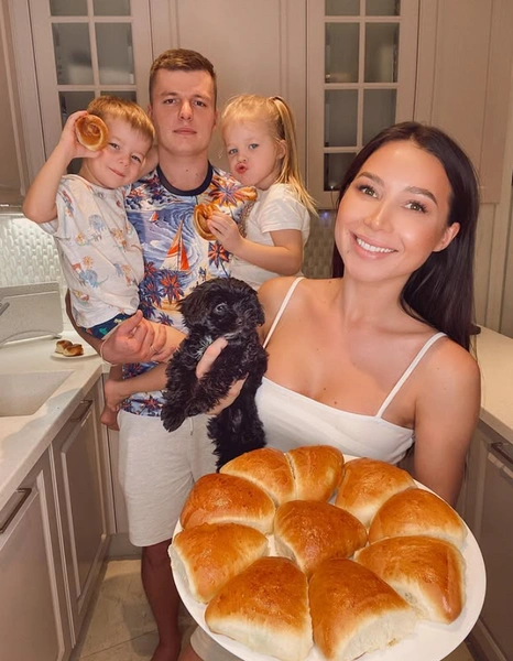 Артем и Валерия, у которых трое общих детей, развелись в прошлом году