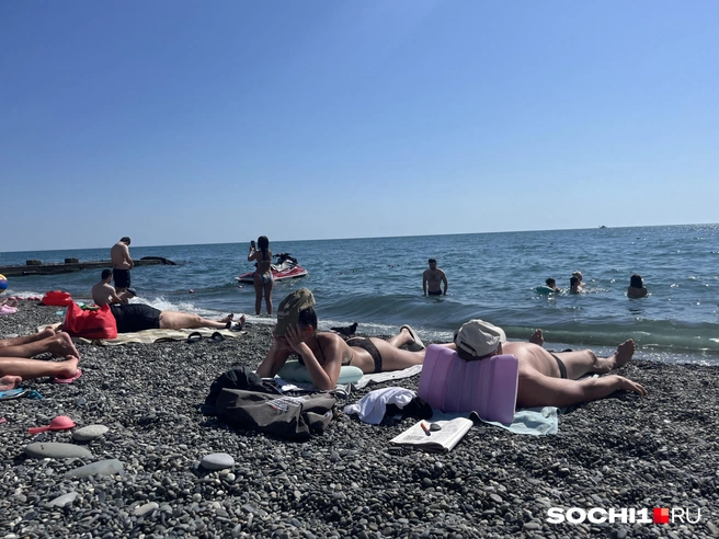 В ожидании шторма туристы отдыхают на пляжах | Источник: Анна Грицевич / SOCHI1.RU
