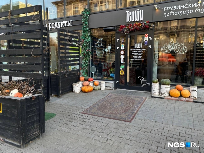 Передать атмосферу праздника также решили в грузинском ресторане на перекрестке улиц Ленина и Урицкого. Возле входа в заведение уложили тыквы разных размеров | Источник: Анастасия Хрипушина/NGS.RU