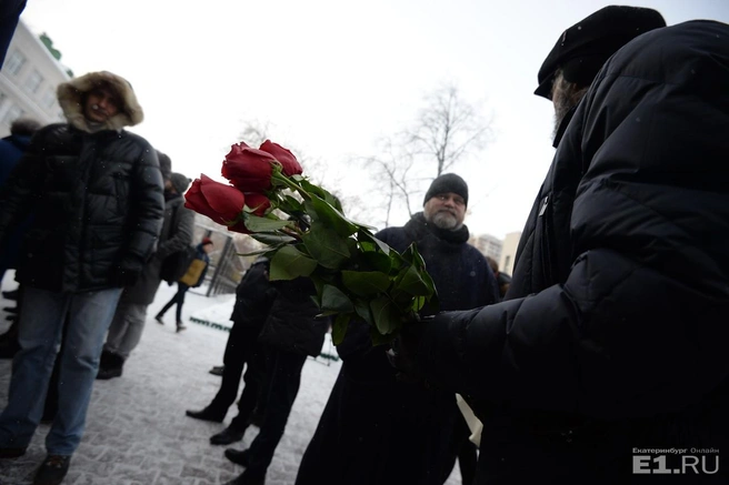 Владимир Макеранец возложил цветы к мемориальной доске.&nbsp;
