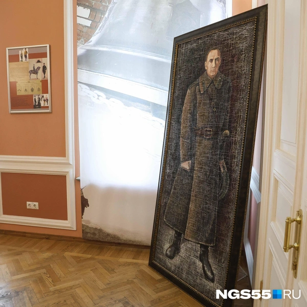 Есть здесь и его портрет | Источник: Евгений Софийчук / NGS55.RU