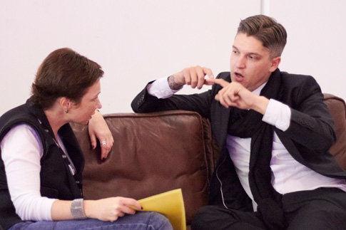 Beauty-директор Marie Claire Анастасия Харитонова берет интервью у «посла» марки Toni & Guy | Источник: Никита Шевчук